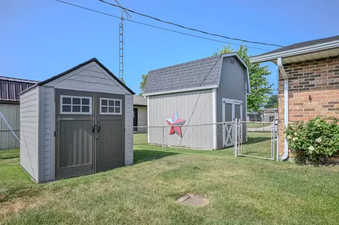 Exterior - 5326 W Ridgewood Rd, Springfield, OH 45503 photo 5 of 12