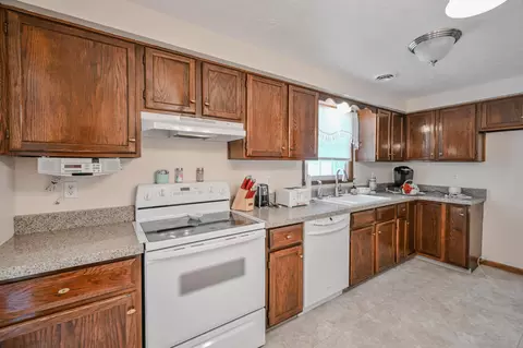 Kitchen - 5326 W Ridgewood Rd, Springfield, OH 45503 photo 2 of 2