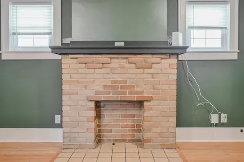 Living - 1824 Warder St, Springfield, OH 45503 photo 4 of 6