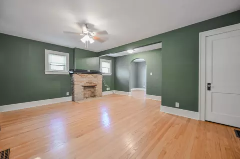 Living - 1824 Warder St, Springfield, OH 45503 photo 3 of 6