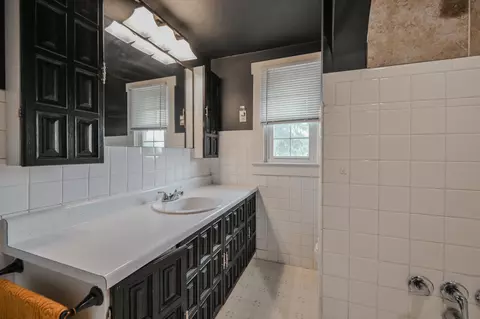 Bath - 1824 Warder St, Springfield, OH 45503 photo 2 of 2