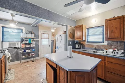 Kitchen - 913 Rice St, Springfield, OH 45505 photo 5 of 8