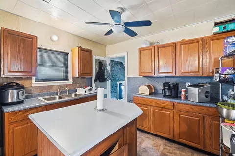 Kitchen - 913 Rice St, Springfield, OH 45505 photo 2 of 8