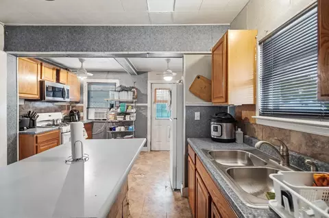 Kitchen - 913 Rice St, Springfield, OH 45505 photo 6 of 8