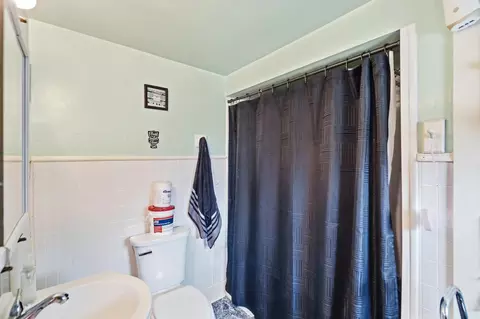 Bath - 913 Rice St, Springfield, OH 45505 photo 2 of 2