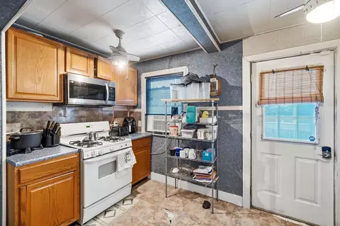 Kitchen - 913 Rice St, Springfield, OH 45505 photo 7 of 8