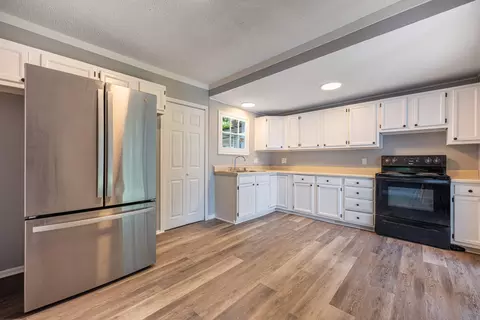 Kitchen - 620 E Cecil St, Springfield, OH 45503 photo 1 of 2