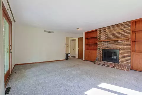 Living - 2727 Wellsford Ln, Springfield, OH 45503 photo 7 of 11