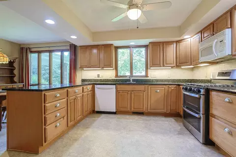 Kitchen - 2727 Wellsford Ln, Springfield, OH 45503 photo 2 of 4