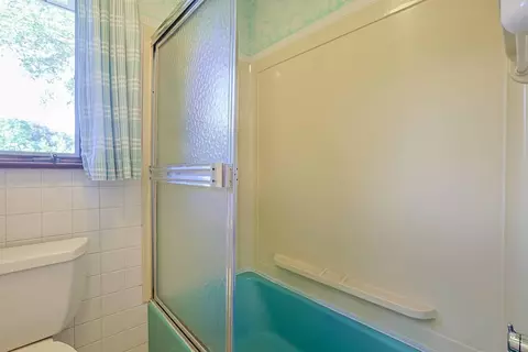 Bath - 2727 Wellsford Ln, Springfield, OH 45503 photo 6 of 6