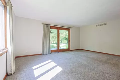 Living - 2727 Wellsford Ln, Springfield, OH 45503 photo 8 of 11