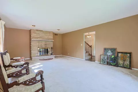 Living - 2727 Wellsford Ln, Springfield, OH 45503 photo 2 of 11