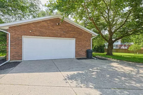 Exterior - 2727 Wellsford Ln, Springfield, OH 45503 photo 9 of 11