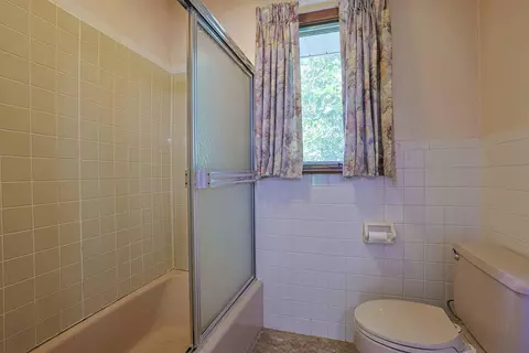 Bath - 2727 Wellsford Ln, Springfield, OH 45503 photo 3 of 6