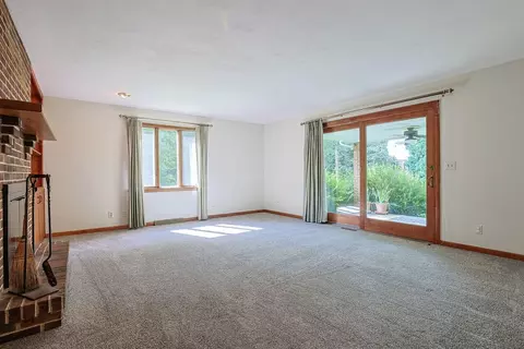 Living - 2727 Wellsford Ln, Springfield, OH 45503 photo 5 of 11