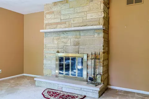Living - 2727 Wellsford Ln, Springfield, OH 45503 photo 10 of 11