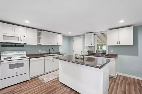 Kitchen - 918 Elder St, Springfield, OH 45505 photo 2 of 4