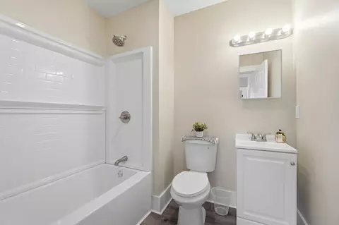 Bath - 967 James St, Springfield, OH 45503 photo 4 of 6