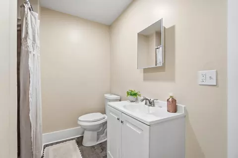 Bath - 967 James St, Springfield, OH 45503 photo 1 of 6
