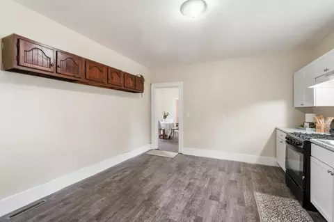 Entry Way - 967 James St, Springfield, OH 45503 photo 6 of 9