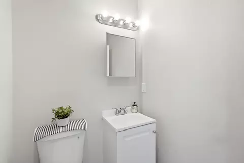 Bath - 967 James St, Springfield, OH 45503 photo 6 of 6