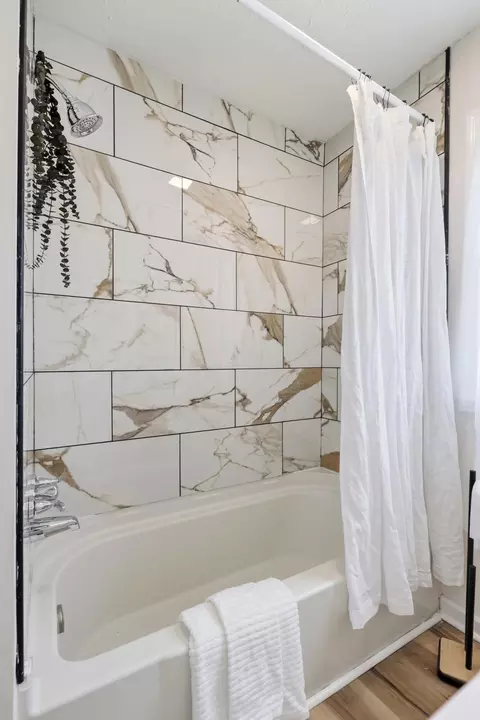 Bath - 425 W Parkwood Ave, Springfield, OH 45506 photo 2 of 5
