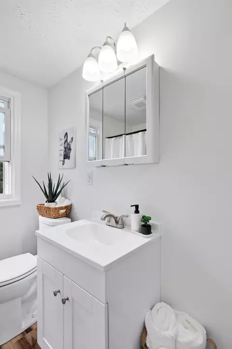 Bath - 425 W Parkwood Ave, Springfield, OH 45506 photo 5 of 5