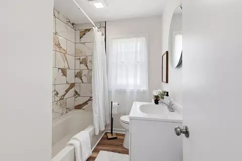 Bath - 425 W Parkwood Ave, Springfield, OH 45506 photo 1 of 5
