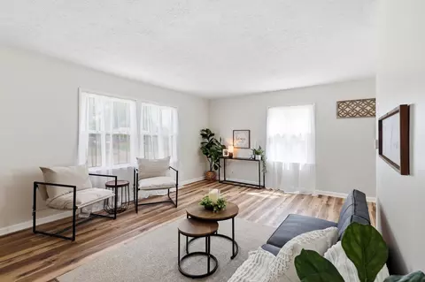 Living - 425 W Parkwood Ave, Springfield, OH 45506 photo 3 of 4