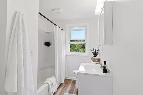 Bath - 425 W Parkwood Ave, Springfield, OH 45506 photo 3 of 5