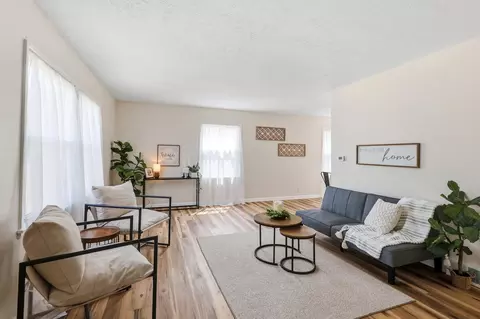 Living - 425 W Parkwood Ave, Springfield, OH 45506 photo 2 of 4