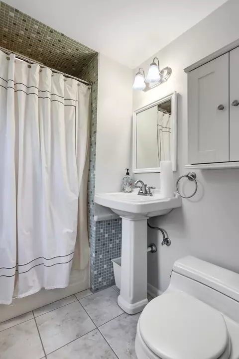 Bath - 314 S Broadmoor Blvd, Springfield, OH 45504 photo 2 of 4