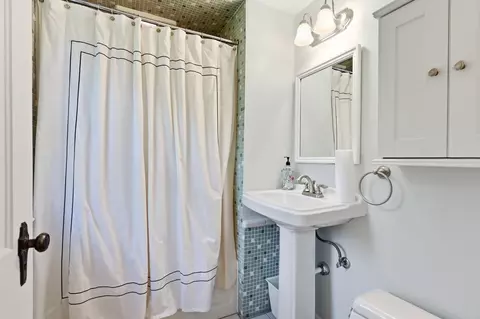 Bath - 314 S Broadmoor Blvd, Springfield, OH 45504 photo 1 of 4