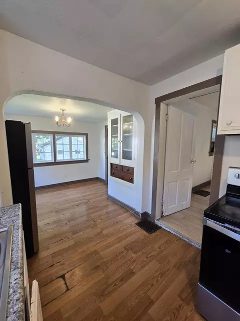 Dining - 1908 W Washington St, Springfield, OH 45506 photo 1 of 1