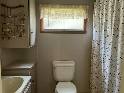 Bath - 1243 W Mulberry St, Springfield, OH 45506 photo 1 of 2