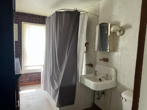 Bath - 1243 W Mulberry St, Springfield, OH 45506 photo 2 of 2