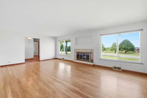 Living - 1770 Saint Paris Pike, Springfield, OH 45504 photo 2 of 7