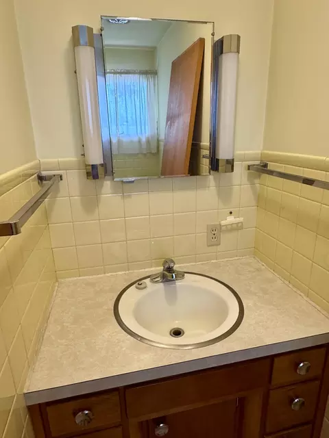 Bath - 3966 Mud Pike Rd, Celina, OH 45822 photo 4 of 5