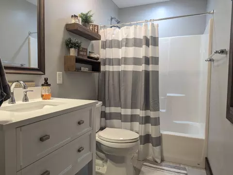 Bath - 3223 Windy Ridge Dr, Springfield, OH 45502 photo 5 of 6