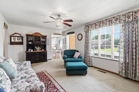 Living - 3023 Brixton Dr, Springfield, OH 45503 photo 2 of 3