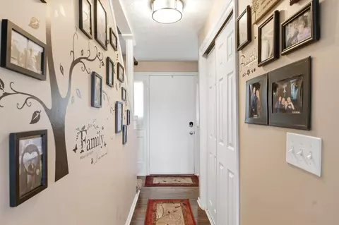 Entry Way - 5258 E County Line Rd, Springfield, OH 45502 photo 2 of 5