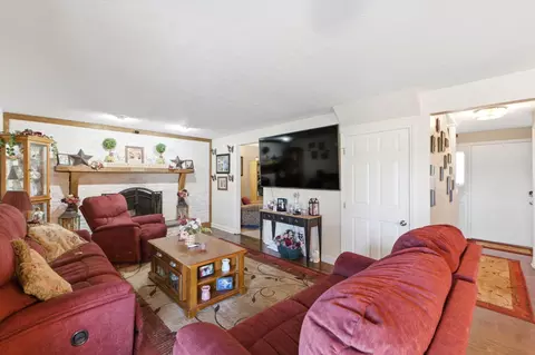 Living - 5258 E County Line Rd, Springfield, OH 45502 photo 4 of 5
