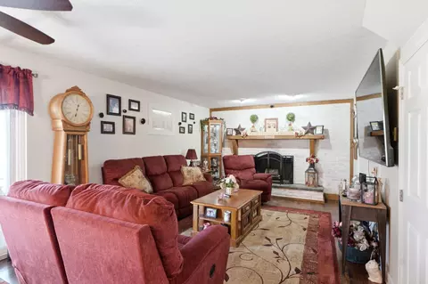 Living - 5258 E County Line Rd, Springfield, OH 45502 photo 3 of 5