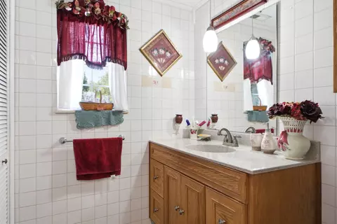 Bath - 5258 E County Line Rd, Springfield, OH 45502 photo 4 of 7