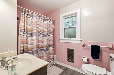 Bath - 1840 Crescent Dr, Springfield, OH 45504 photo 2 of 4