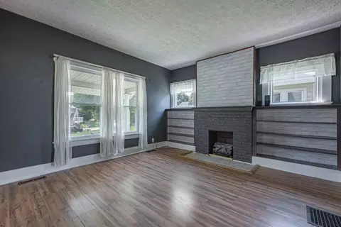 Living - 308 Ridge Rd, Springfield, OH 45503 photo 2 of 3