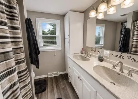 Bath - 1018 Clover Ln, Celina, OH 45822 photo 3 of 4