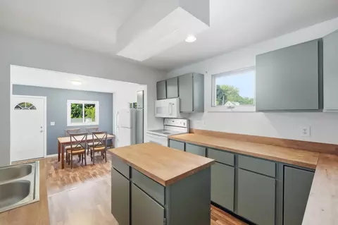 Kitchen - 1537 W Pleasant St, Springfield, OH 45506 photo 1 of 4