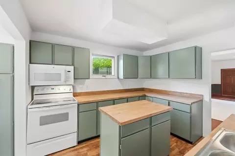 Kitchen - 1537 W Pleasant St, Springfield, OH 45506 photo 4 of 4