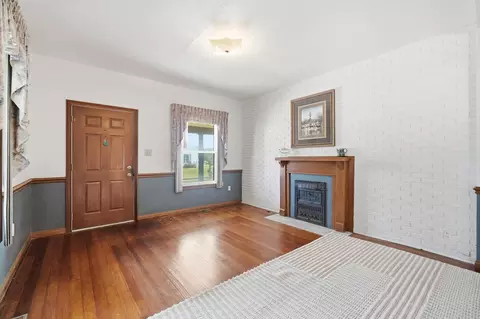 Living - 1537 W Pleasant St, Springfield, OH 45506 photo 1 of 5